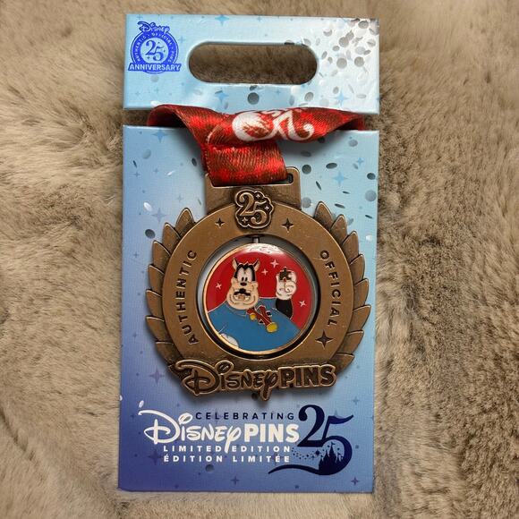 2025 Disney Parks Pete Pin Trading Medal “Puzzle Collector” 25th LE 4000 Pin - Picture 1 of 2